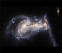 فيديو| «تلسكوب هابل» يلتقط مشهداً لـ«ثلاثية مثيرة من المجرات»