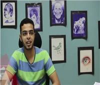 «محمد» يرسم لوحاته بالقلم الجاف.. ويحلم بمعرض عالمي