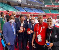 بعثة الإمارات تهدي مصر ميدالية الشيخ زايد آل نهيان بمناسبة ذهبية الكاراتيه