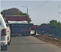 انقلاب سيارة نقل ثقيل بطريق الجميزة في السنطة بالغربية