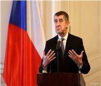 خلال استعراض كتابه الجديد.. رئيس الوزراء التشيكي يتعرض للرشق بالبيض| فيديو