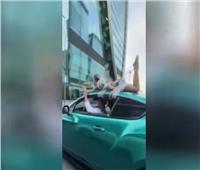 فتاة مربوطة بسقف سيارة فاخرة يثير جدلا واسعا | فيديو  