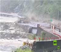 سيول جارفة تدمر جسرا في تايوان | فيديو
