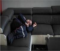 دراسة: النوم في غرفة المعيشة أفضل من السرير لـ«مقاومة حر الصيف» 
