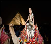 بالجمل والزي الفرعوني.. «كاتي بيري» تروج للسياحة المصرية  