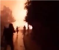 حرائق الغابات تحاصر سكان قرية في الجزائر| فيديو