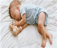 للأمهات..تغيير وضعية نوم الرضيع يحمي رأسه من التشوهات