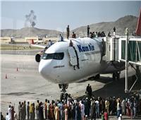 مسلحو «طالبان» يطلقون النار على أشخاص يحاولون دخول مطار كابول.. فيديو