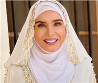 دينا تثير الجدل بعد ظهورها بحجاب وعباءة بيضاء.. صور