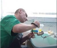 «صيدلاني روسي» يستخرج سم الأفاعي ويحوله إلى دواء| فيديو