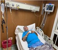 خروج توفيق عكاشه من مستشفى العلمين بعد تعرضه لوعكة صحية