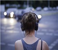 7 أخطاء ترتكبها المرأة ضد صحتها.. منها الاستماع للموسيقى بالشارع