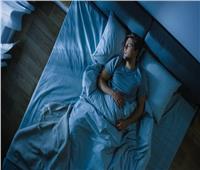 يحسن التنفس ويقلل التوتر.. دراسة توضح فوائد الاستلقاء على الظهر قبل النوم 