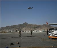 بسبب تهديدات أمنية.. طائرة حربية تطلق قذائفها خلال مغادرتها مطار كابول | فيديو