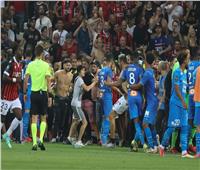 جماهير «نيس» تقتحم ملعب المباراة أمام مارسيليا في الدوري الفرنسي | فيديو وصور