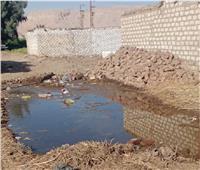 استغاثة من أهالي قرية «نجع عايد» بقنا: «منازلنا مغمورة بالمياه الجوفية»