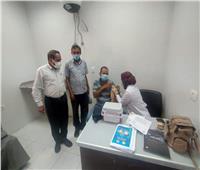 توافد المواطنين على مكتب صحة نجع حمادي لتلقي لقاح كورونا للمسافرين