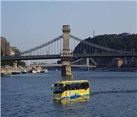 شاهد| أول حافلة عائمة تحصل على رخصة لنقل السياح من اليابسة للماء  