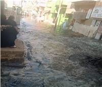 كسر بخط طرد الصرف الصحي يتسبب في غرق شوارع مدينة إسنا جنوب الأقصر.. فيديو