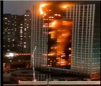 68 عربة إطفاء و366 شخصا يشاركون في إخماد حريق ببرج سكني بالصين |فيديو