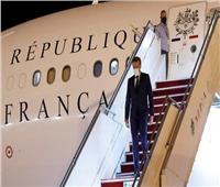 وصول الرئيس الفرنسي إلى بغداد للمشاركة في قمة «دول الجوار»
