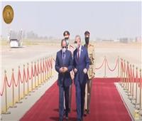 رئيس وزراء العراق يستقبل الرئيس السيسي فور وصوله مطار بغداد..فيديو