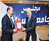 مجلس جامعة أسوان يكرم المحافظ أشرف عطية لمبادراته الإنسانية 