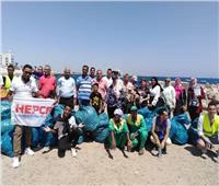 حملة نظافة وتوعية بيئية بشواطئ الغردقة | صور