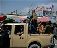 «طالبان» تستعرض في قندهار معدات عسكرية أمريكية مصادرة