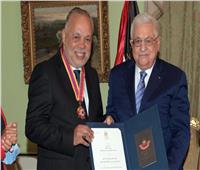 الرئيس محمود عباس يقلّد «أشرف زكي» أعلى وسام ثقافي في فلسطين