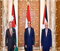 عقب مشاركته بالقمة الثلاثية.. الرئيس الفلسطيني يغادر القاهرة