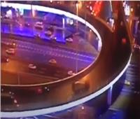 لحظة سقوط خلاطة خرسانة من أعلى جسر في موسكو | فيديو
