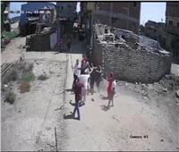 7 أشخاص يضربون سيدة بالعصي ويسحلونها في الغربية بسبب كيس قمامة| فيديو