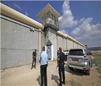 صحيفة إسرائيلية تكشف عن خطأ فادح لإدارة السجون أثناء هروب الأسرى الـ6
