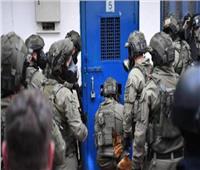 قوات الاحتلال تقتحم قسم الأسرى في سجن عسقلان