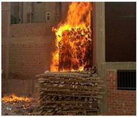 «المعمل الجنائي» يفحص أثار حريق مخزن كرتون بالطالبية
