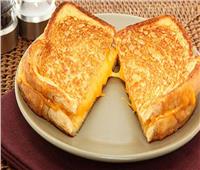 للأمهات| إحذرٍ ساندويتش «الجبنة السايحة» في الميكروويف.. يسبب السرطان