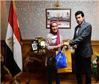 وزير الشباب يُكرم بائعة غزل البنات.. «نموذج يحتذى به»
