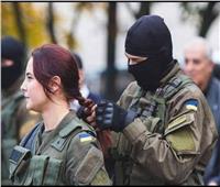 بعد الكعب العالي.. رجال الجيش الأوكراني «كوافيرات» لنسائهم | صورة 