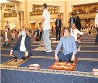 «الدبيبة» و«سعفان» يؤديان صلاة الجمعة في مسجد الفتاح العليم