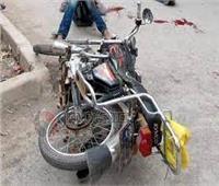 إصابة عامل وطفليه في انقلاب دراجة بخارية بقنا 