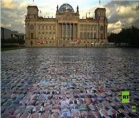 فسيفساء عملاقة لصور سياسيين أمام البرلمان الألماني..فيديو