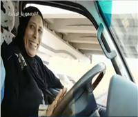 «اللي عاوز حاجة بيعملها».. حكاية «أم صلاح» سائقة الميكروباص.. فيديو
