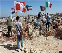 صور| منها مصر.. فلسطينيون يرفعون أعلام الدول الرافضة للاستيطان الإسرائيلي