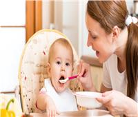 ١٠ أخطاء عند إدخال الطعام للطفل الرضيع