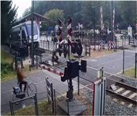 5 ثوان تنقذ حياة امرأة من الدهس أسفل عجلات القطار بهولندا «فيديو»