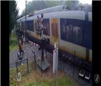 فتاة تنجو من الموت بأعجوبة.. كاد القطار السريع أن يدهسها | فيديو