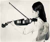 في الستينيات.. العزف على الكمان يخفف آلام الجرحى