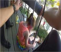 إنقاذ طفلة علق رأسها بين قضبان شرفة منزلها  في أمريكا