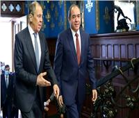 وزير الخارجية الروسي يبحث مع نظيره الجزائري العلاقات الثنائية والقضايا الإقليمية